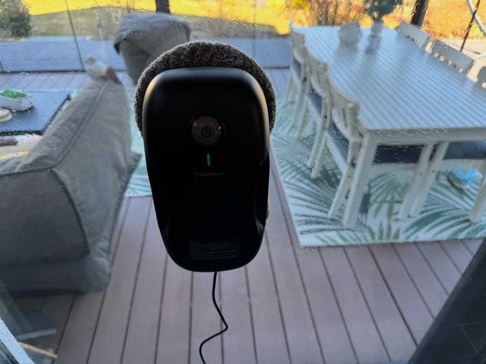 Der Tosima W2 beim Reinigen eines Fensters