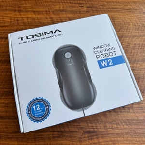 Der Karton des Tosima W2 liegt auf einem Tisch