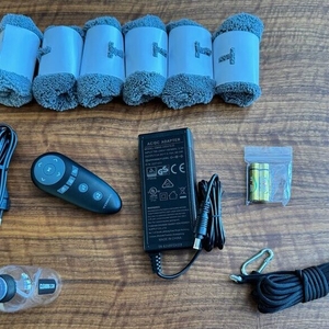 Das Zubehör des Tosima W2 liegt auf einem Tisch