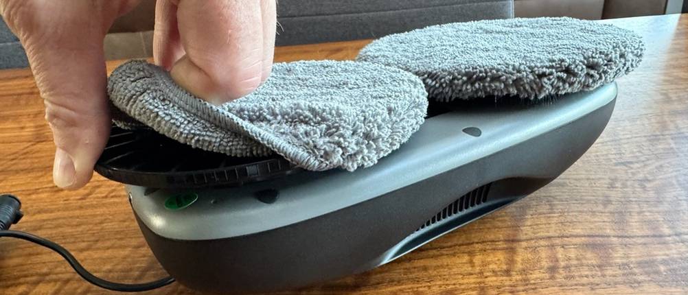 Eine Hand löst ein Pad des Tosima W2