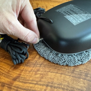 Eine Hand befestigt eine Schraube am Tosima W2