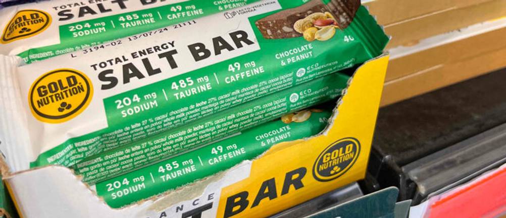 Energieriegel im Test: ein mit Koffein, Salz und Taurin angereicherter Snack befindet sich in einer weiß-grünen Verpackung.