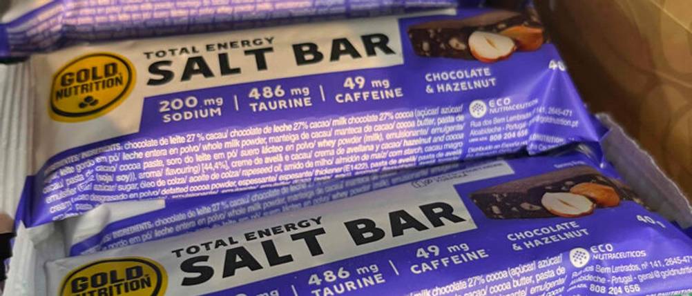 Energieriegel-Test: ein mit Koffein angereicherter Snack in einer weiß-lilafarbenen Verpackung.