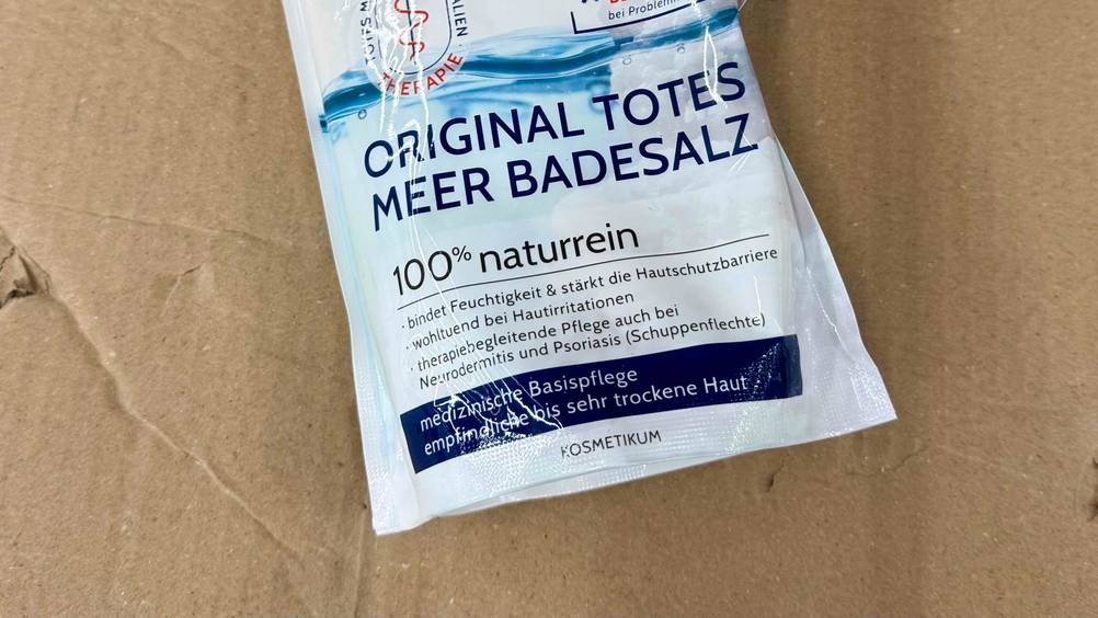 Totes-Meer-Badesalz im Test: Nahaufnahme der Informationen auf der Vorderseite der Verpackung.