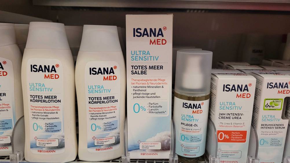 In einem Verkaufsregal steht eine Packung der getesteten Totes-Meer-Salbe neben anderen Produkten.