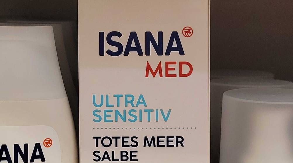 Totes-Meer-Salbe im Test: Nahaufnahme des Logos auf der Verpackung.