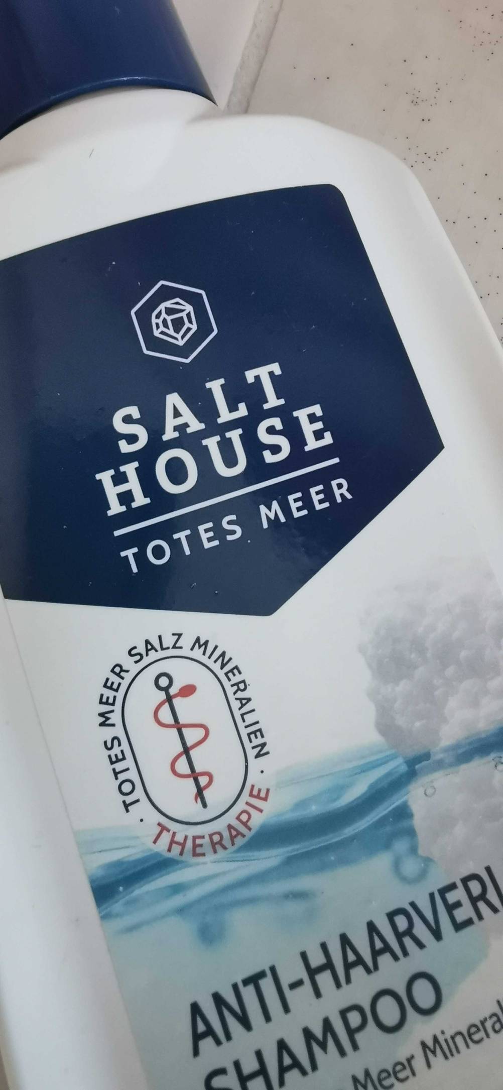 Totes-Meer-Shampoo getestet: Nahaufnahme des Logos auf der Vorderseite der Flasche.