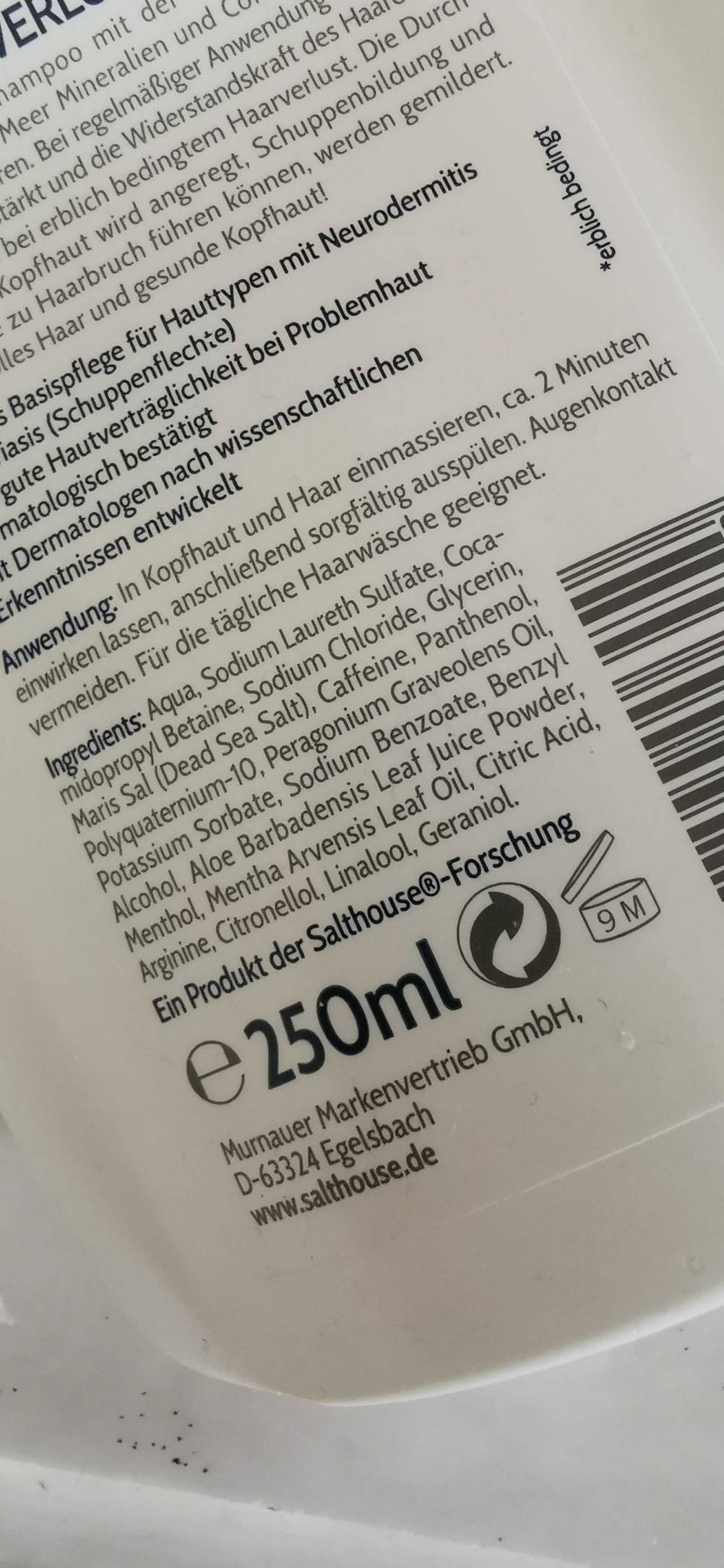 Nahaufnahme der Inhaltsangabe auf der Rückseite einer Flasche des getesteten Totes-Meer-Shampoos.