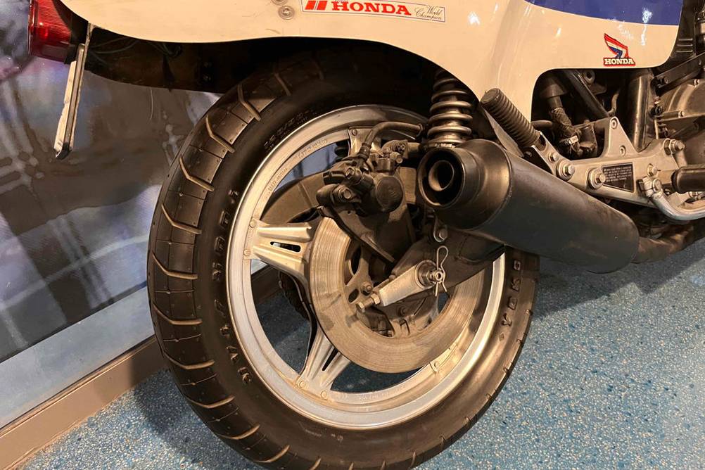 Motorradreifen im Test: Hinterreifen an einem Motorrad.