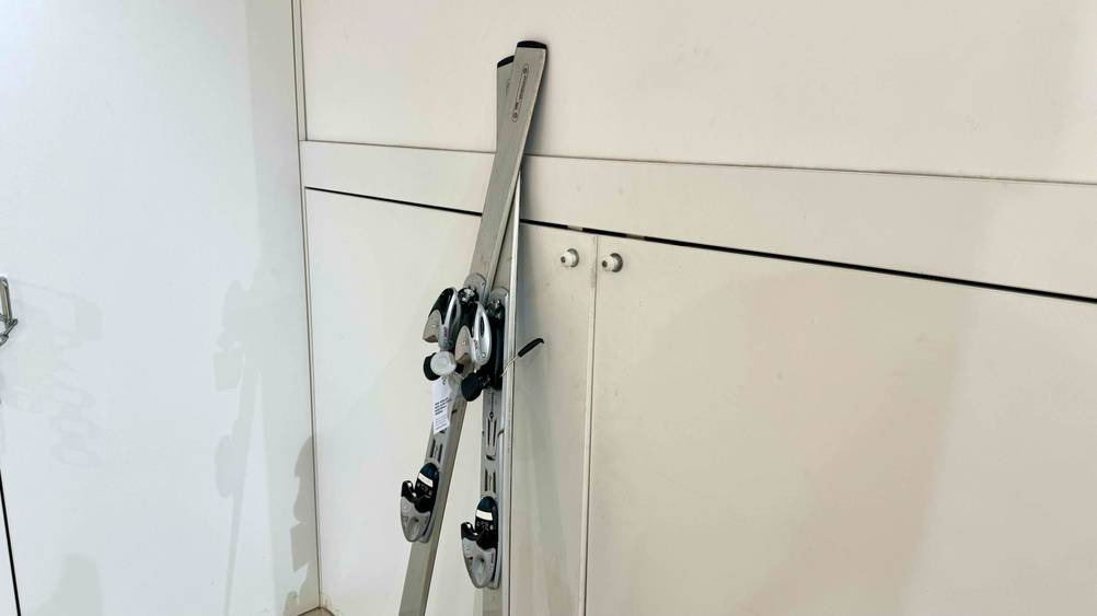 Nahaufnahme der Bindung der getesteten Tourenski an einem Schrank lehnend.