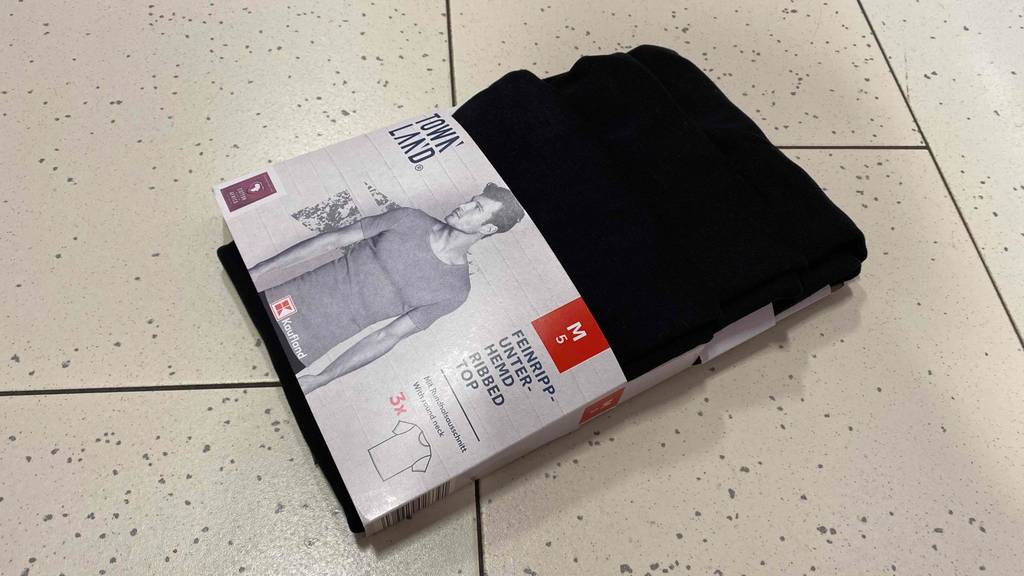 Im Test: 3er Pack Town Land Unterhemden für Herren liegt schräg auf Fliesenboden.