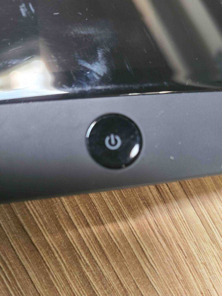Nahaufnahme der Einschalttaste auf dem mobilen WLAN-Router im Test.
