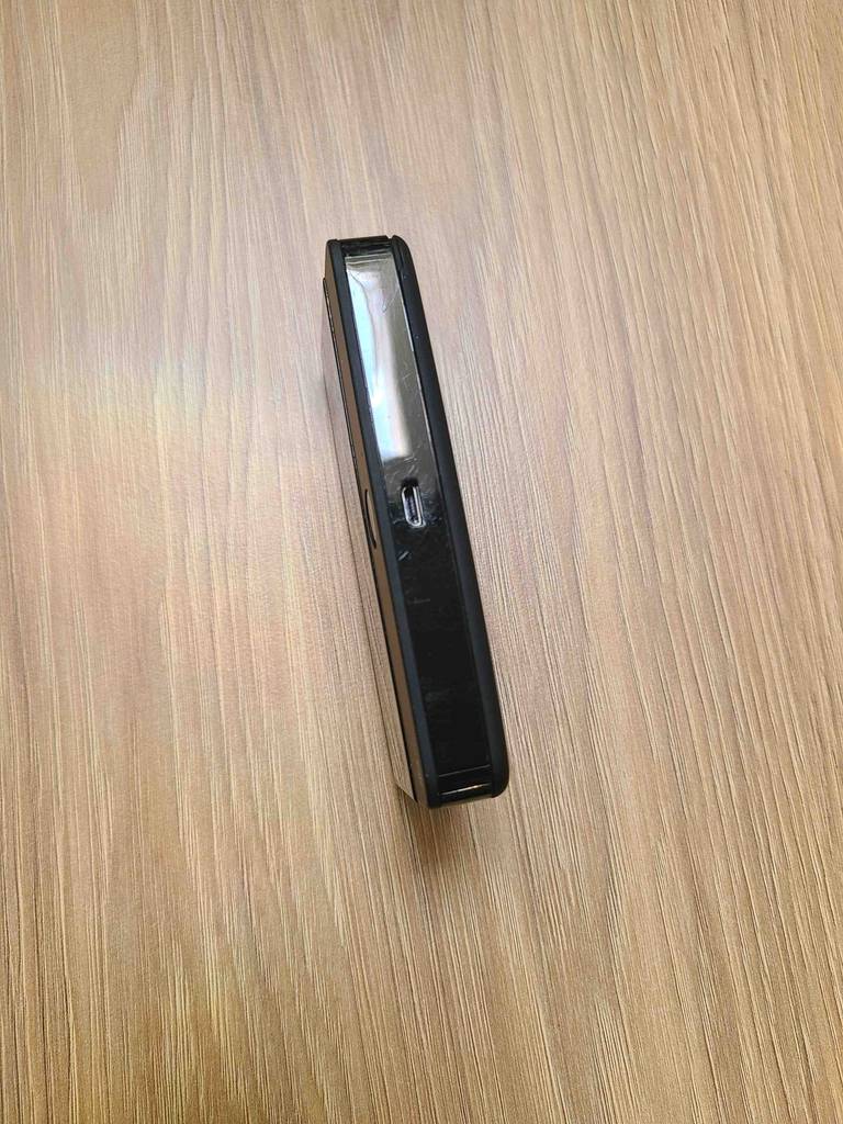 Detailansicht des USB-Anschlusses, der sich auf der schmalen Seite des mobilen WLAN-Routers im Test befindet.
