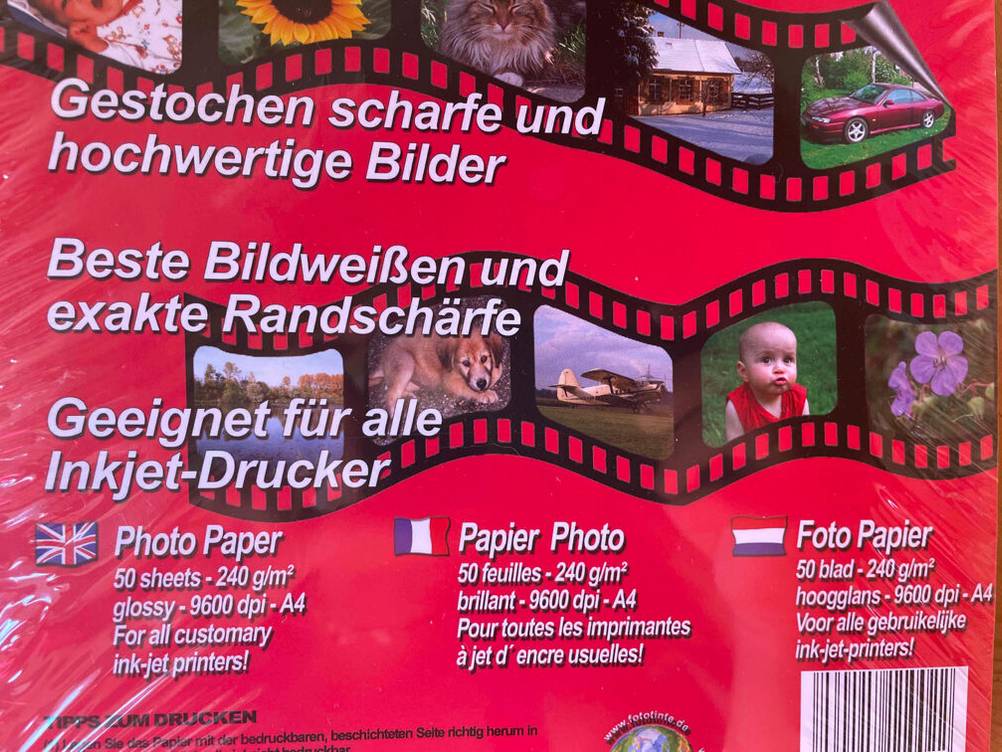 Nahaufnahme des grafischen Aufdrucks des getesteten Fotopapiers mit Informationen.