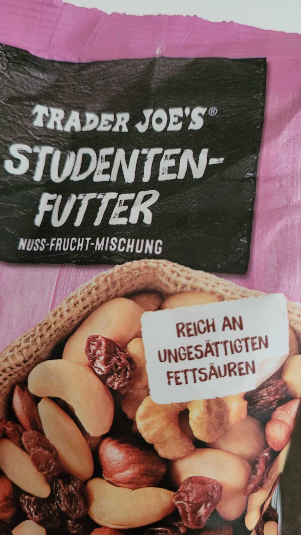 Im Test: Nahaufnahme des Labels auf der Vorderseite einer Packung Studentenfutters.