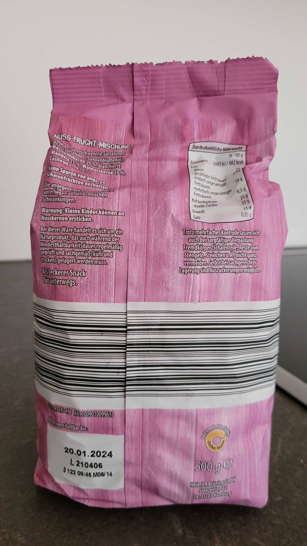 Rückseite einer Packung des getesteten Studentenfutters auf einer dunklen Arbeitsplatte.