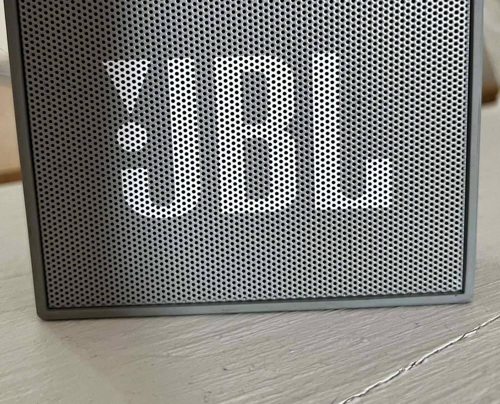 Tragbare Lautsprecher getestet: Nahaufnahme des Logos auf dem Lautsprecher.