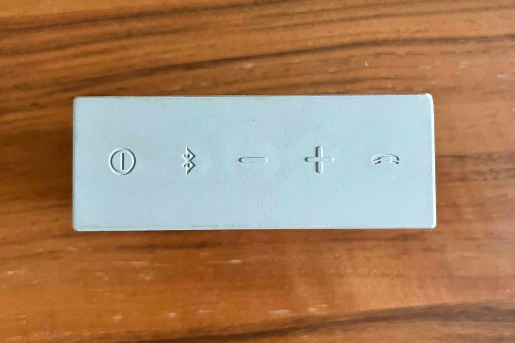 Lautstärkeregler und Bluetooth-Anschluss von einem getesteten tragbaren Lautsprecher.