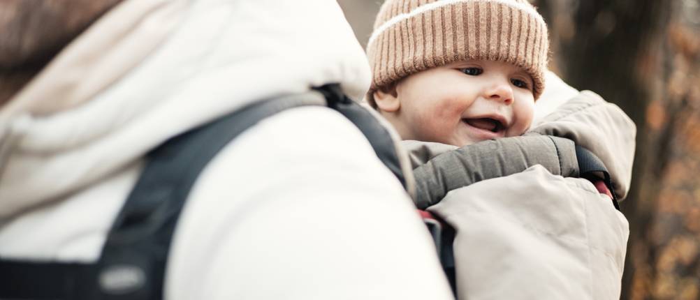 Tragecover im Test: Baby in Trage mit Winter-Cover