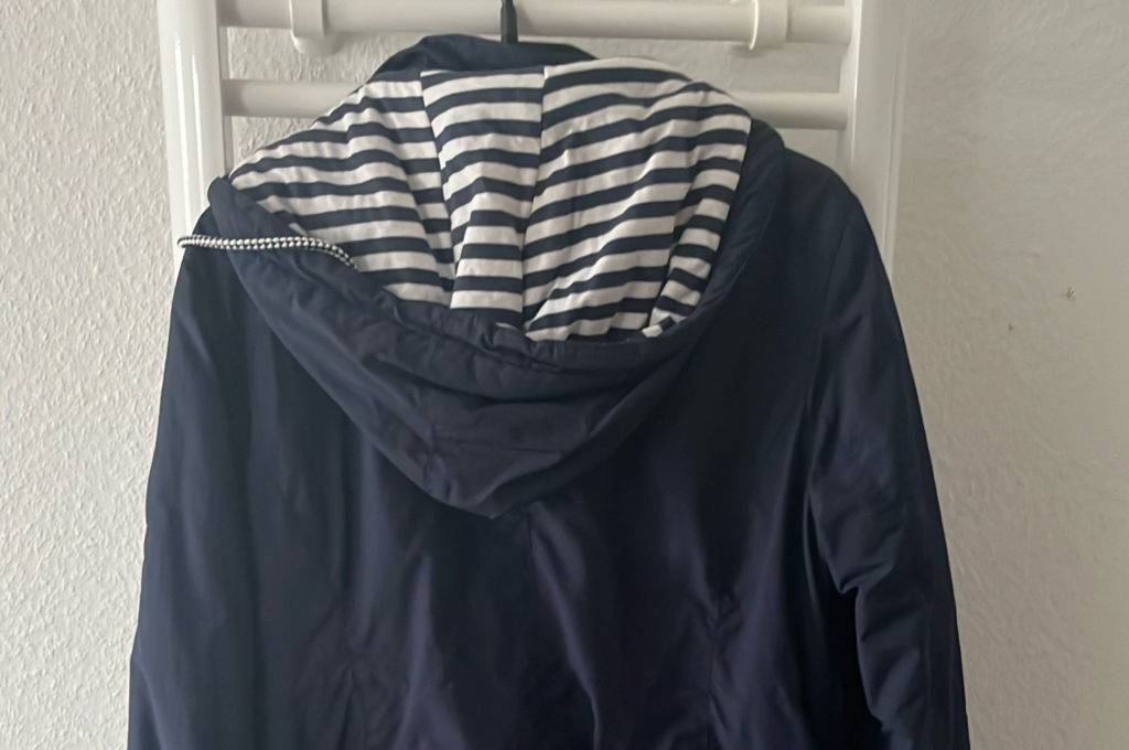 Tragejacke für Damen im Test: Jacke hat die Farbe dunkelblau.