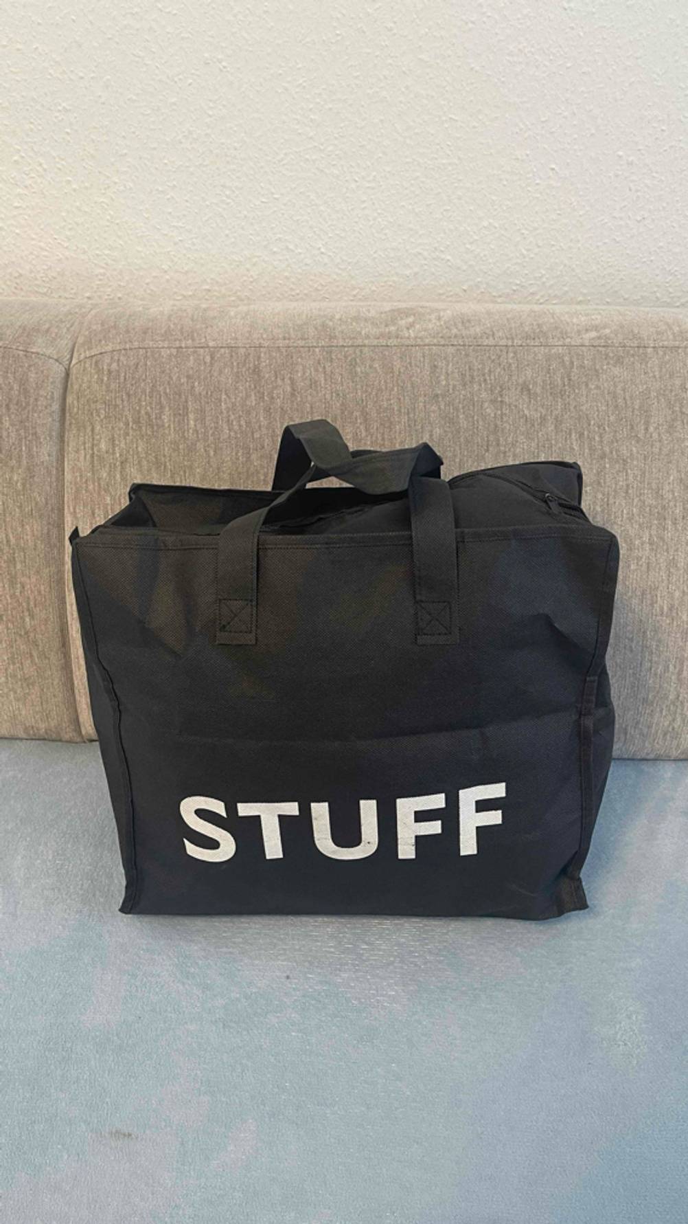 Eine Tragetasche steht zum testen auf einer Couch.