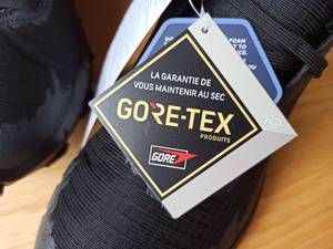 Trailrunningschuhe mit Etikett in Detailansicht.