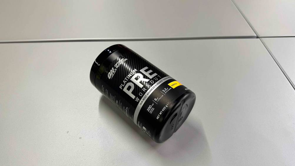 Auf einem hellen Boden liegt eine Dose des Trainingsboosters im Test.