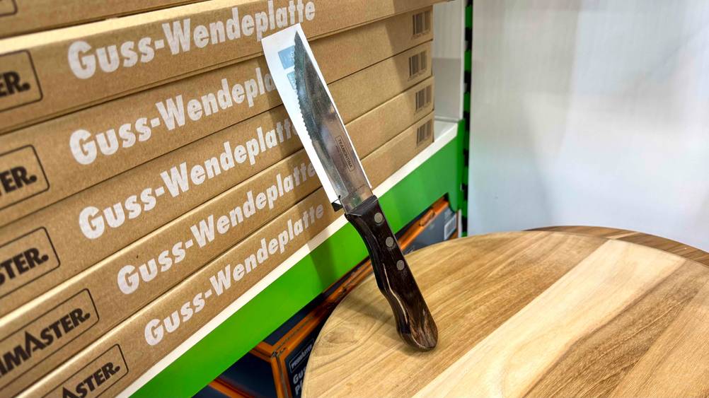 Tramontina-Messer getestet: Ein Messer lehnt an Kartons.