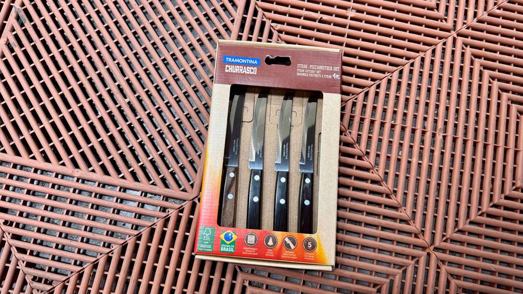 Im Test: Blick von oben auf ein verpacktes Set Pizzabesteck.