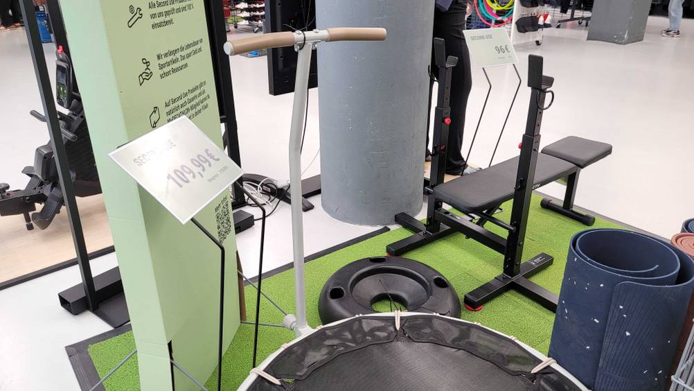 Der Haltegriff an einem getesteten Trampolin befestigt mit Preisangaben in einer Ausstellungsfläche.