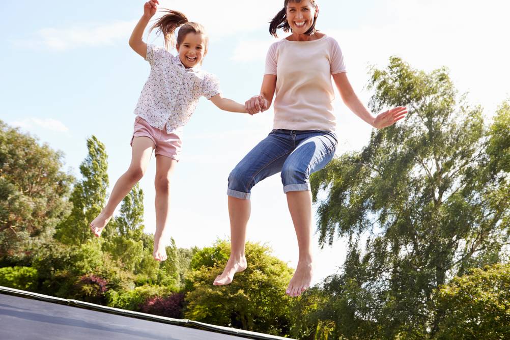Trampolin-Sprungtuch im Test: Mutter und Tochter springen gemeinsam auf einem Trampolin
