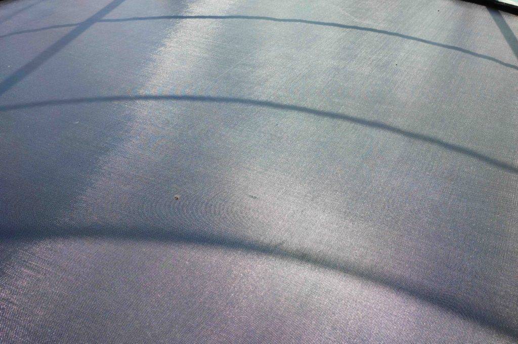 Die Sprungfläche eines getesteten Trampolin in der Nahaufnahme.