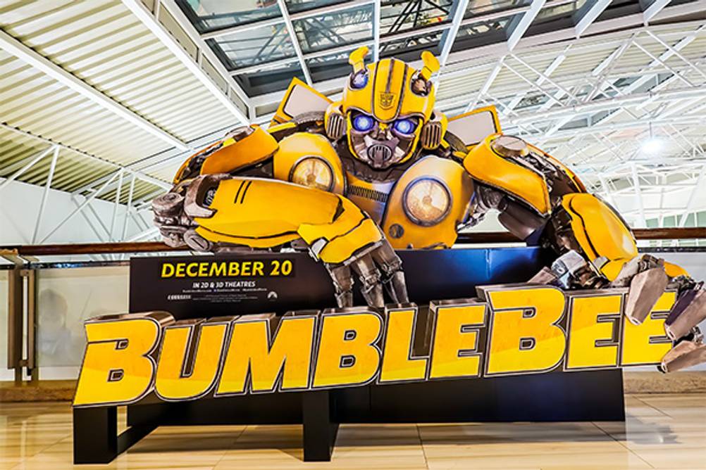 Transformers-Figuren im Test: Eine große Bumblebee-Transformers-Figur als Kinowerbung.