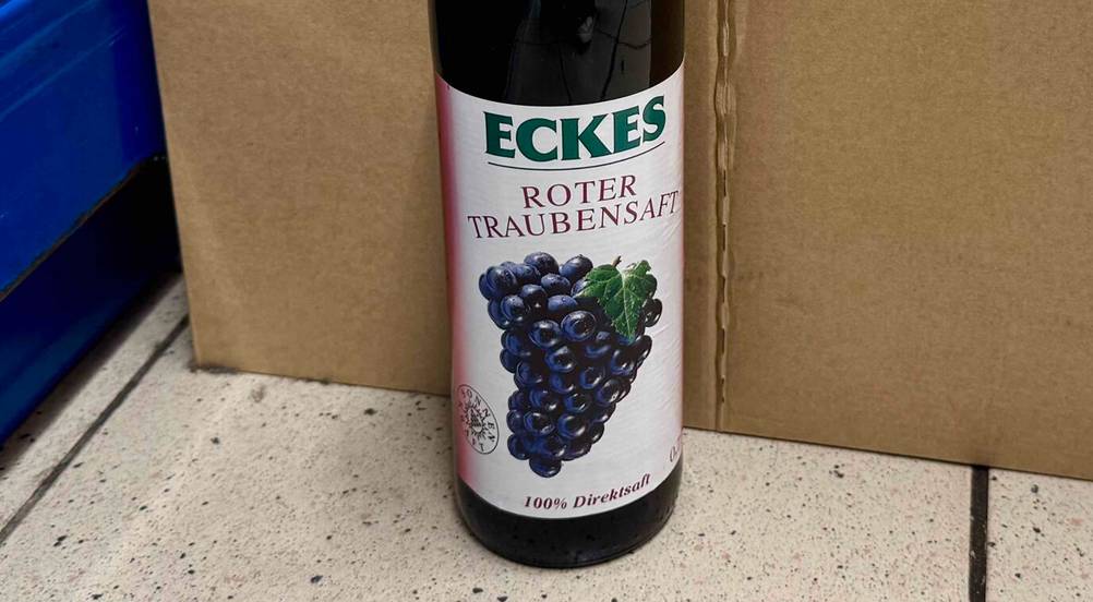 Traubensaft getestet: Nahaufnahme des Labels mit Logo und Artikelbezeichnung.