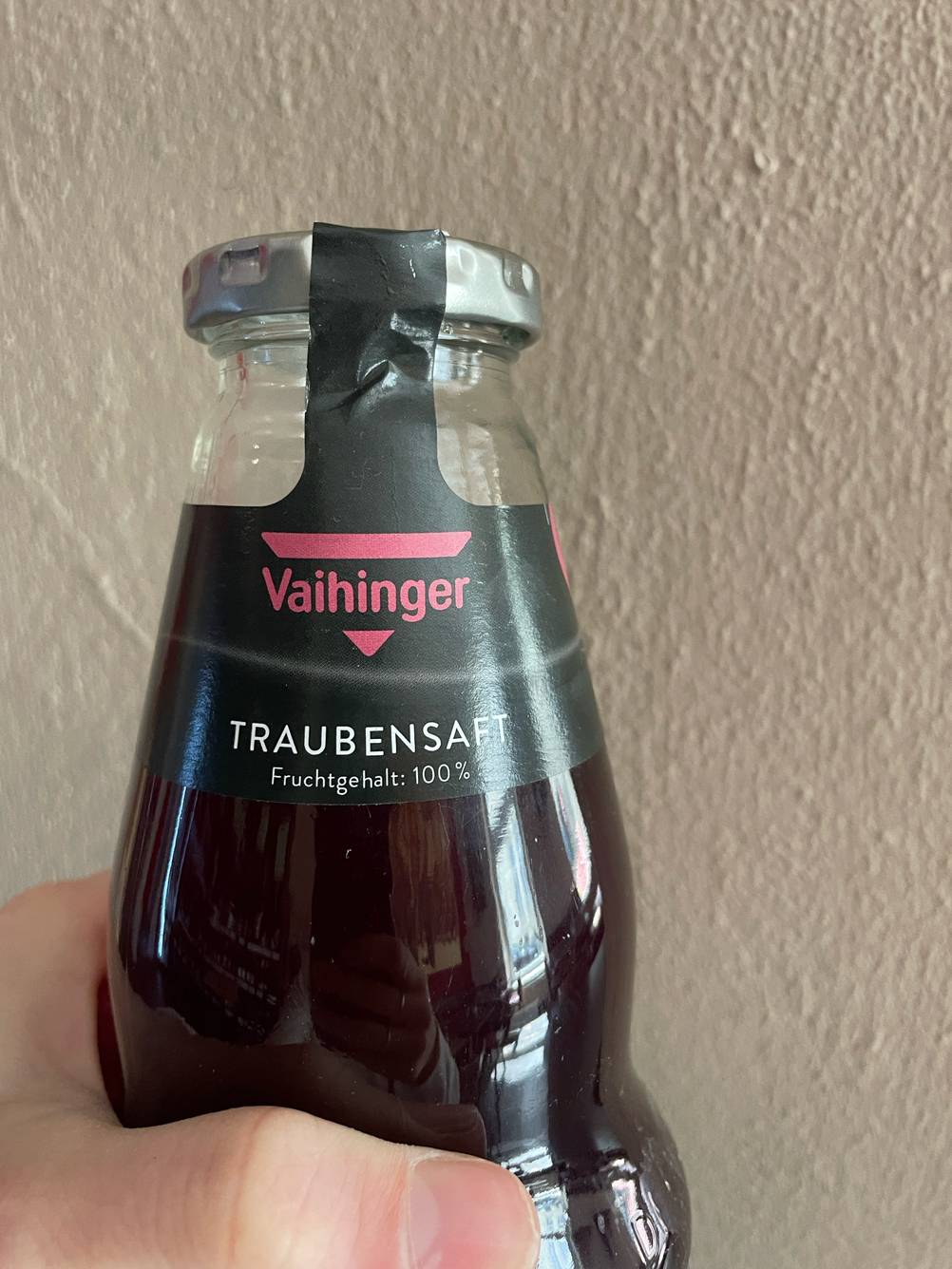 Traubensaft im Test: Nahaufnahme des Flaschenhalses mit Logo und Artikelbezeichnung.