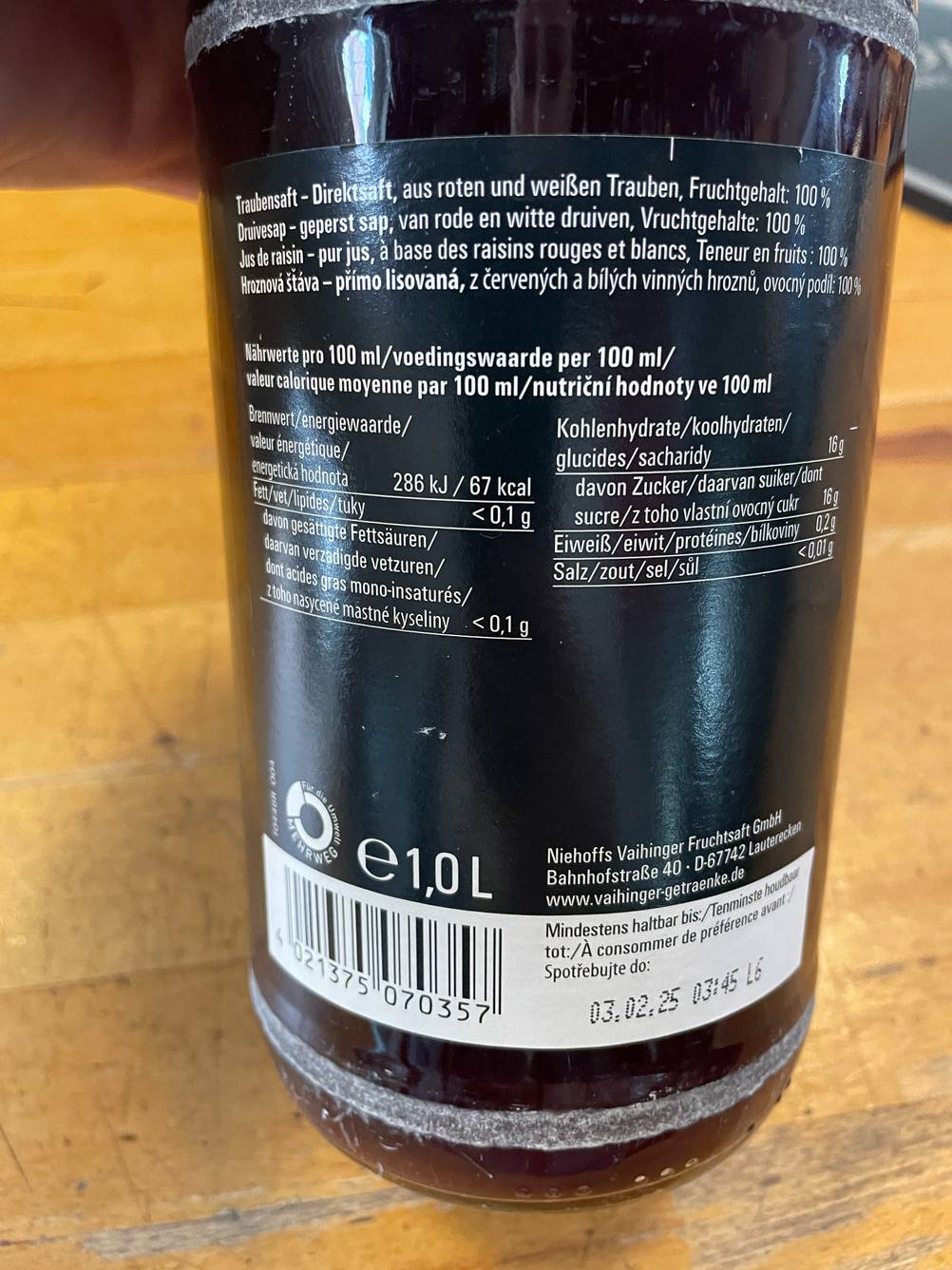 Traubensaft getestet: Nahaufnahme des Labels auf der Rückseite der Flasche mit Informationen.