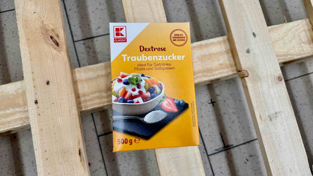 Auf einem Holzgestänge liegt der getestete Traubenzucker.