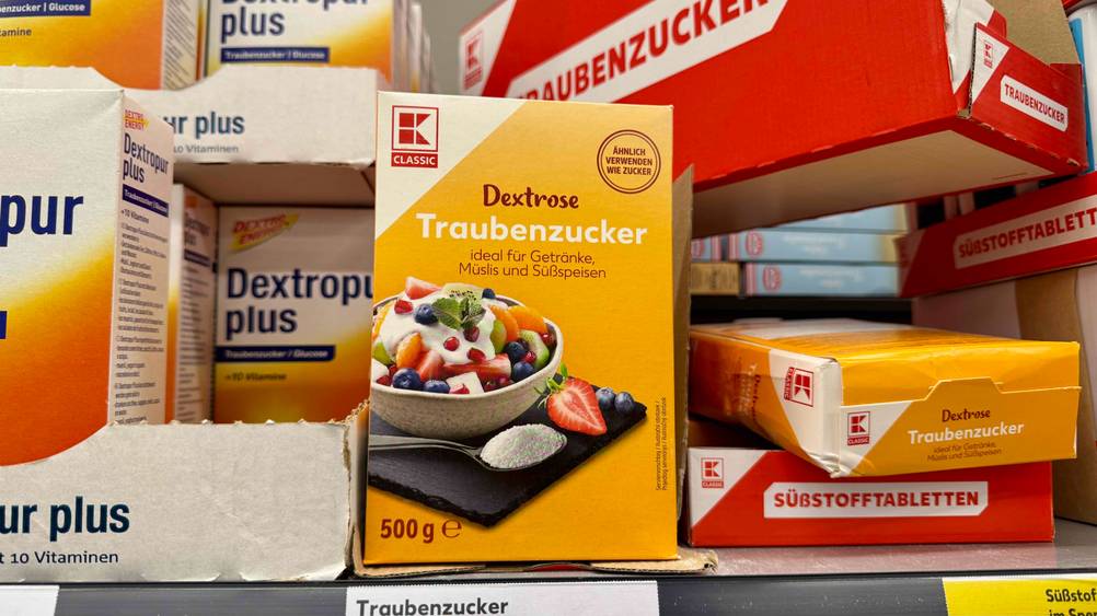 Mehrere Packungen des Traubenzuckers im Test in einem Verkaufsregal.