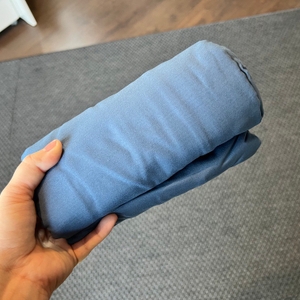 Traveler's-Pal-Hüttenschlafsack eingerollt in einer Hand