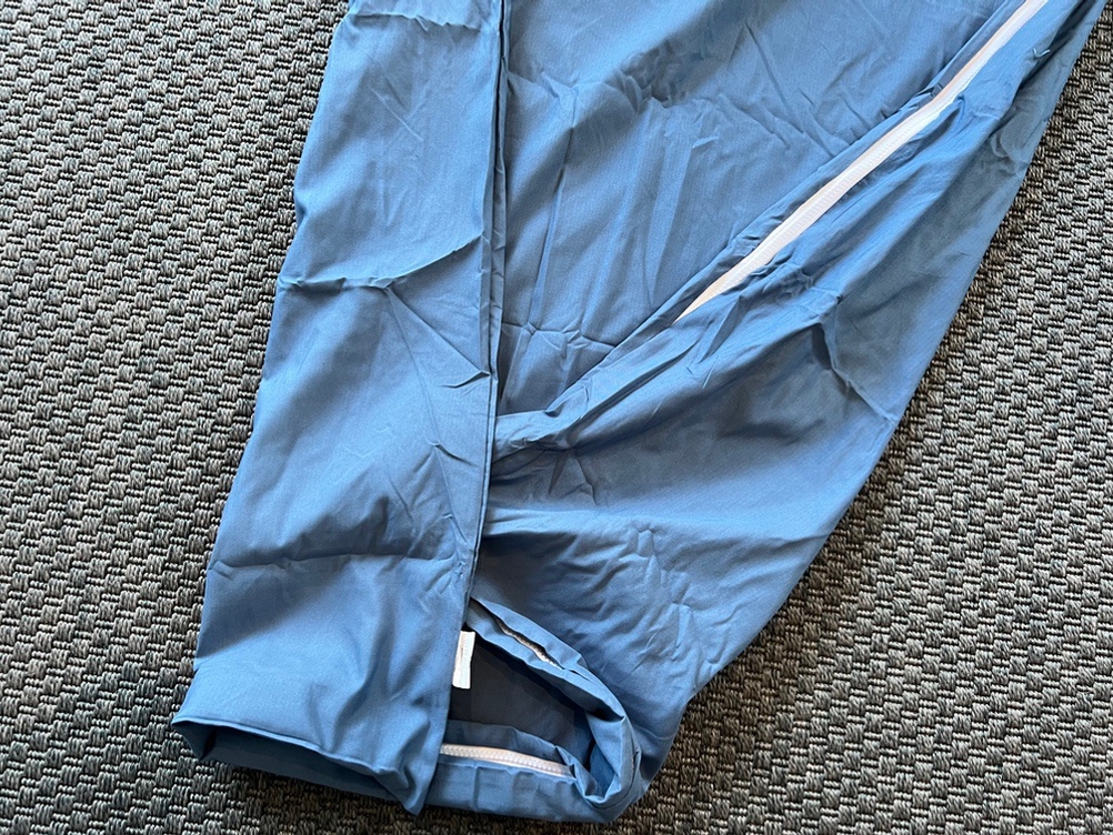 Ausgerollter Traveler's-Pal-Hüttenschlafsack mit den weißen, sichtbaren Reißverschlüssen