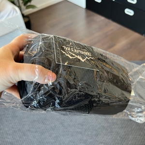 Öffnen der Transportverpackung beim Traveler's-Pal-Hüttenschlafsack