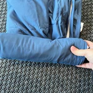 Einrollen des Traveler's-Pal-Hüttenschlafsacks