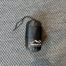 Traveler's-Pal-Hüttenschlafsack in Transporthülle auf dem Boden liegend