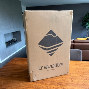Der Karton des Travelite Bali steht auf einem Tisch.