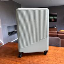 Der Travelite Bali steht auf einem Holztisch.