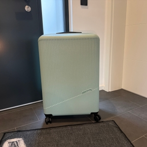 Der Travelite Bali steht auf einem Fliesenboden.