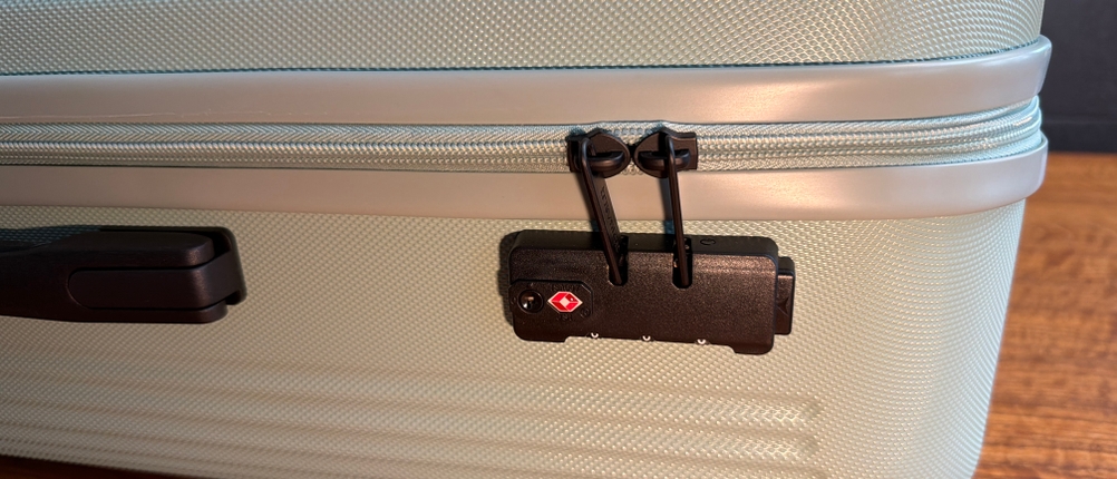Die Reißverschlüsse hängen im Kofferschloss des Travelite Bali.