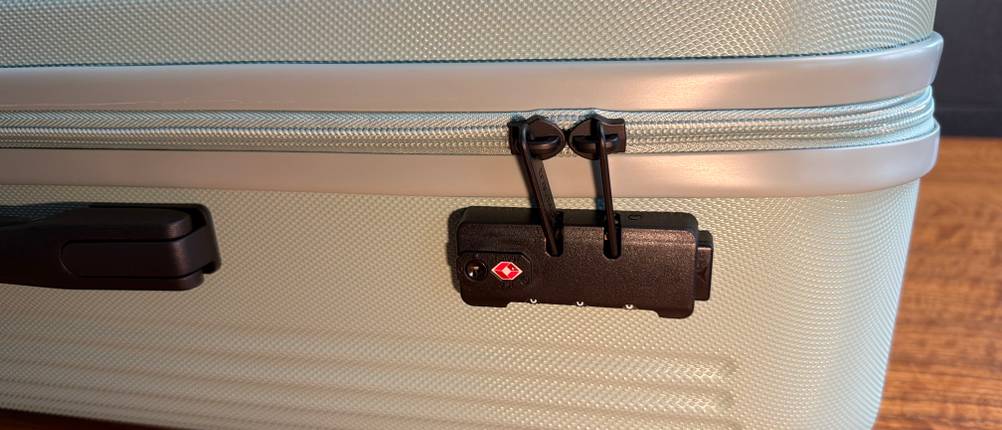 Die Reißverschlüsse hängen im Kofferschloss des Travelite Bali.
