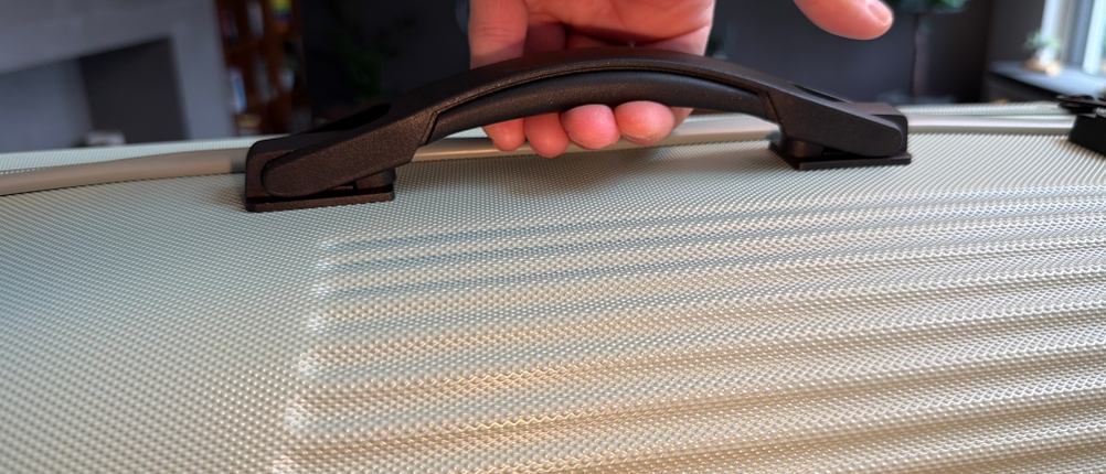 Eine Hand hält den Griff des Travelite Bali fest.