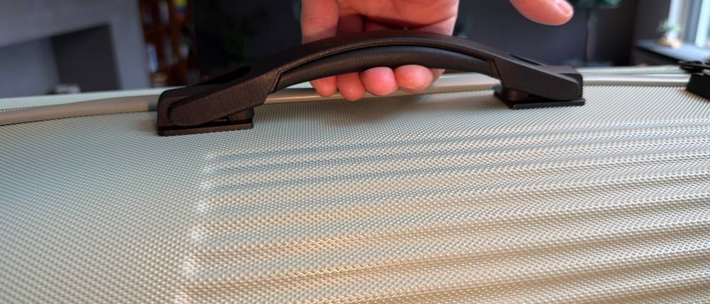 Eine Hand hält den Griff des Travelite Bali fest.